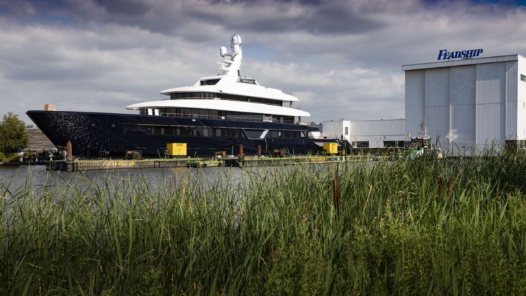 Superyacht LONIAN