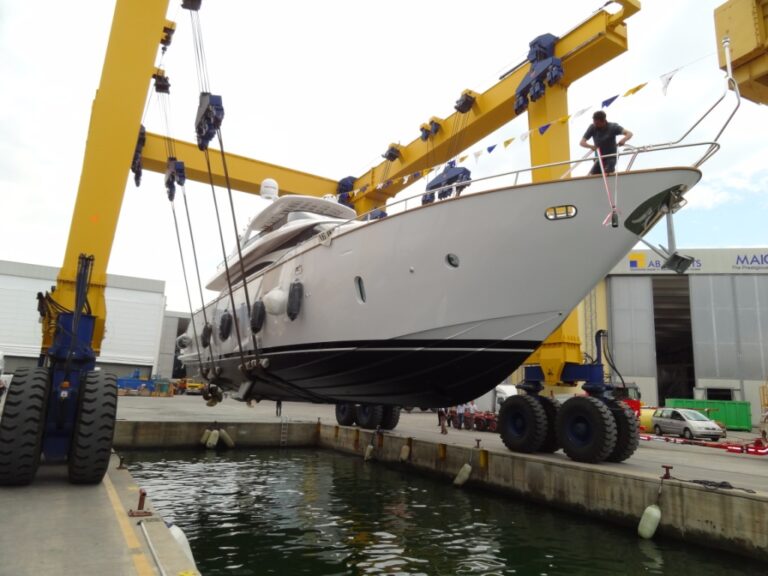 Superyacht Maiora 24S hitting the water