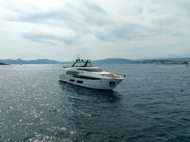 Superyacht NINETEEN 42