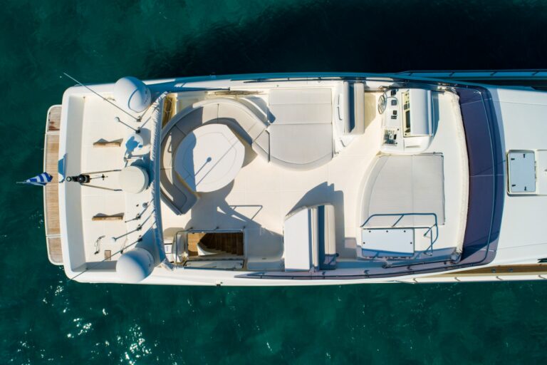 Superyacht NINETEEN