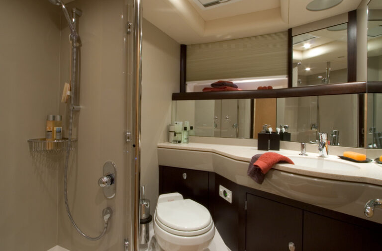 Superyacht Oyster 725 - Bathroom