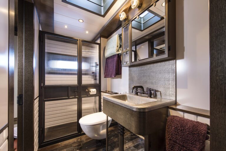 Superyacht PINK GIN VI - Bathroom Shower