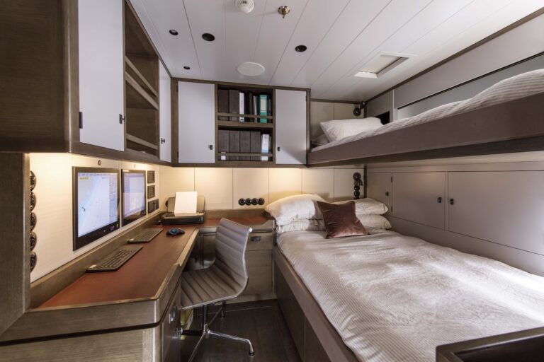 Superyacht PINK GIN VI - Single Cabin With Desk