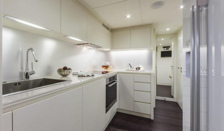 Superyacht Pershing 82 - Galley-001