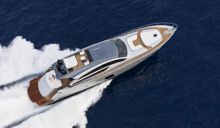 Superyacht Pershing 82 - view from above-001