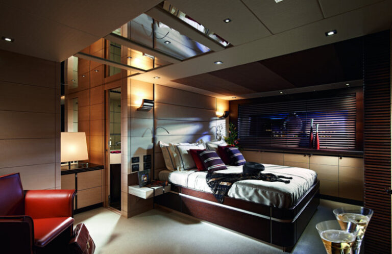 Superyacht Predator 80 - Stateroom