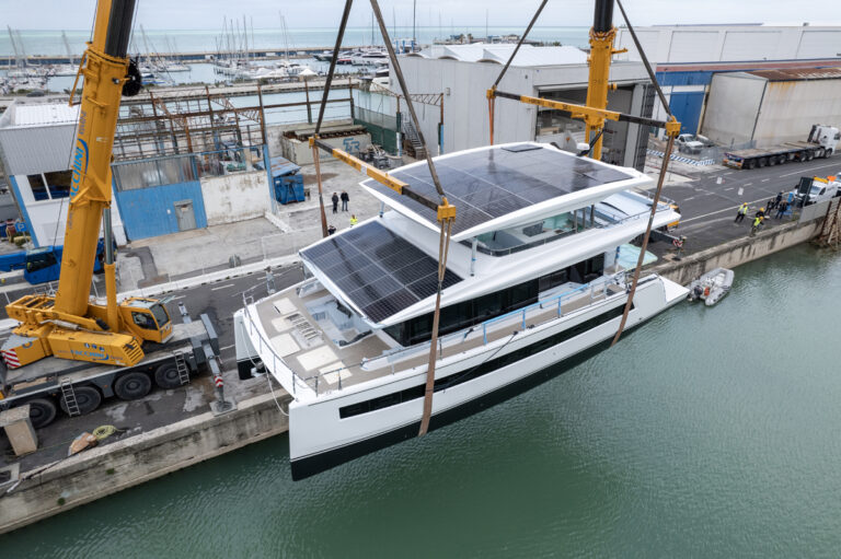 Superyacht SILENT 62