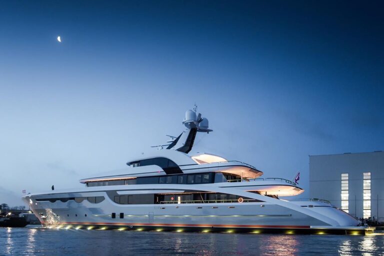 Superyacht SOARING
