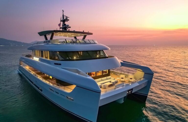 Superyacht SPACECAT