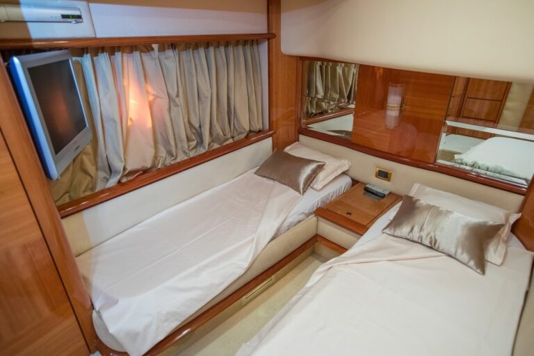 TAMARA L - Twin cabin