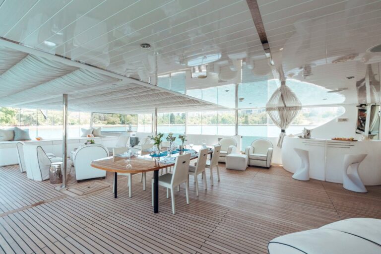 TANGO - Aft deck dining