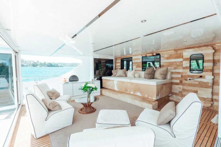 TANGO - Bridge deck lounge