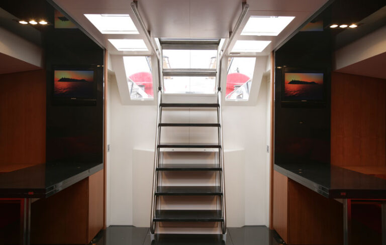 TANGO - Companionway