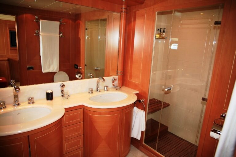THE STORM 1 -  Ensuite