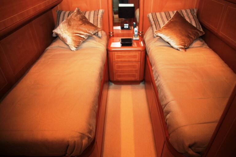 THE STORM 1 -  Twin Cabin