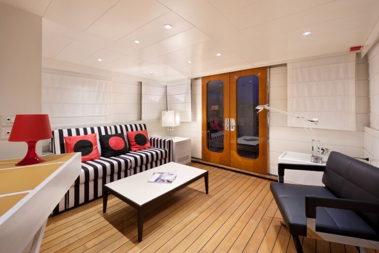 TUG VERVECE -  Upper lounge