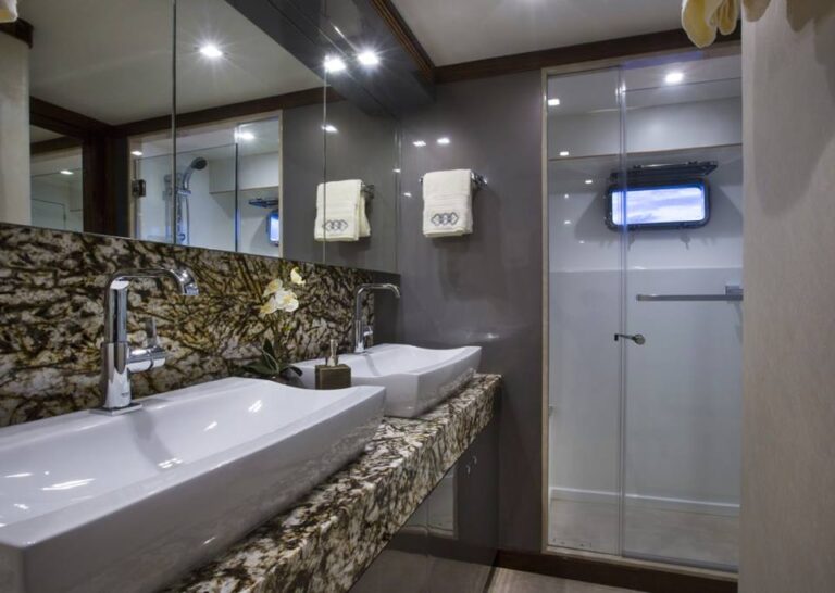 Ti Punch Yacht - Bathroom