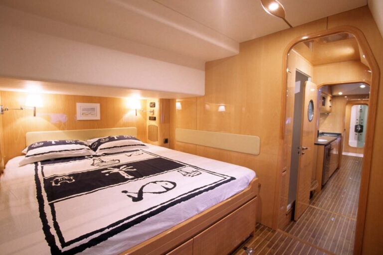Tiputa - large Aft Cabin