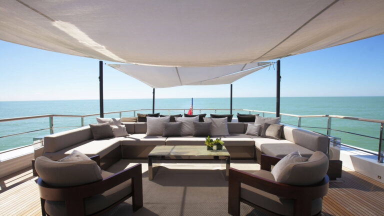 Tremenda Exterior - Top Deck