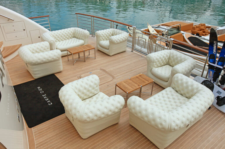 Trinity yacht CARPE DIEM - Swim platform seating