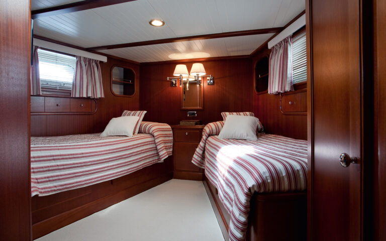 Twin Cabin Forward