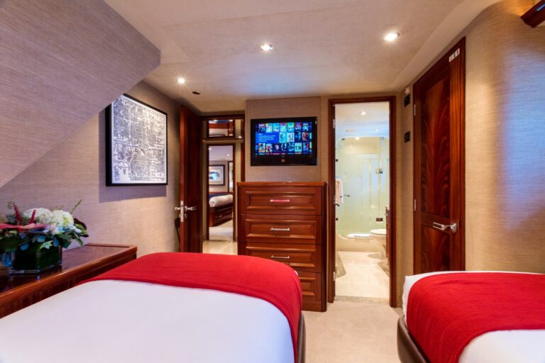 Twin Cabin With TV