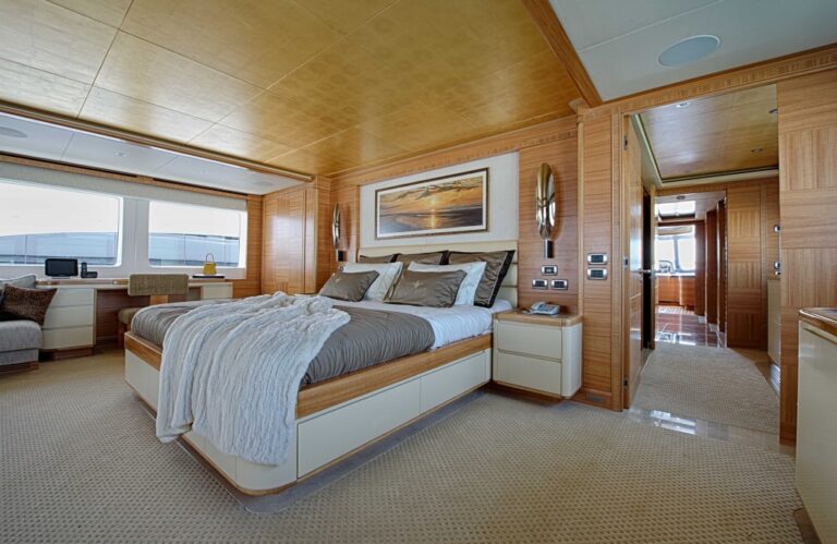 UAQ 1 superyacht - Owners Stateroom