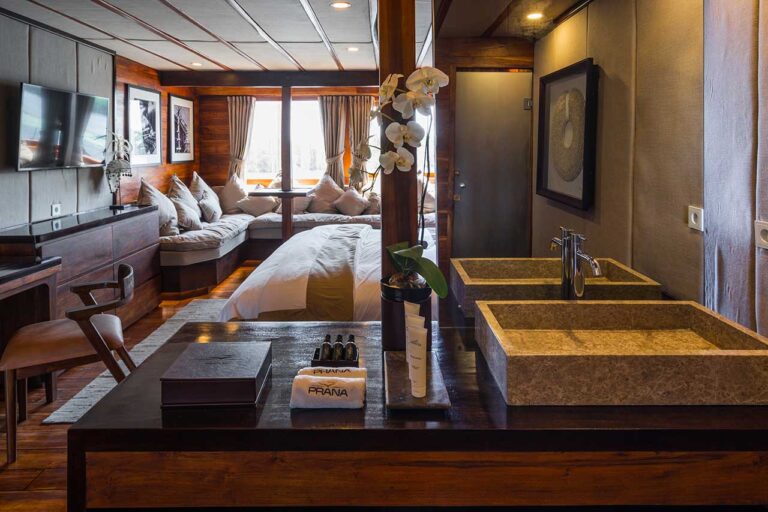 ULUWATU Grand Suite With Bathroom