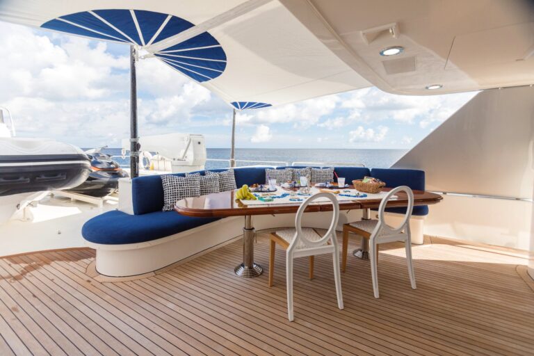 Upper Deck Seating With Tender