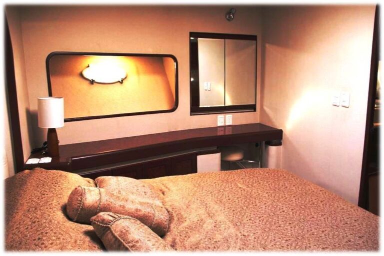 VIA MARE -  Guest Cabin.