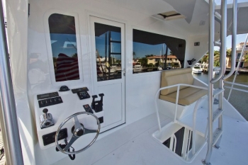 VIKING 72 CARY ON -  Cockpit