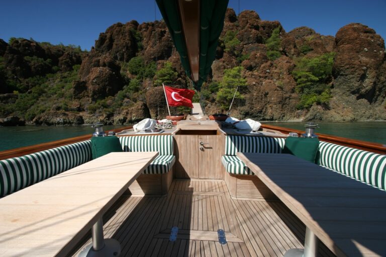 VONGOLE - Aft deck access to master cabin