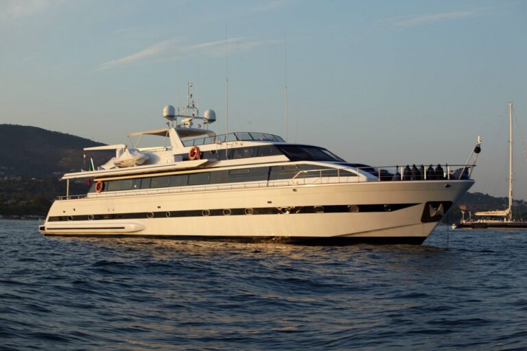 Versilcraft Yacht QUEEN SOUTH - Starboard View