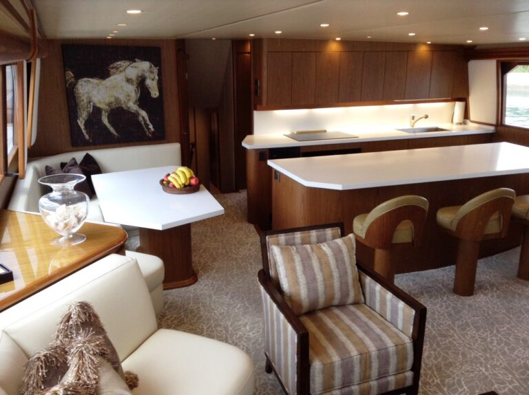 Viking motor yacht MUSTANG SALLY - Dining and wet bar