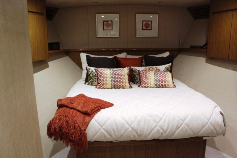 Viking motor yacht MUSTANG SALLY - VIP suite