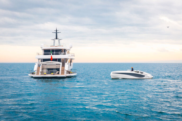 W150 by Wider - GENESI beach club and Wider 32 Tender