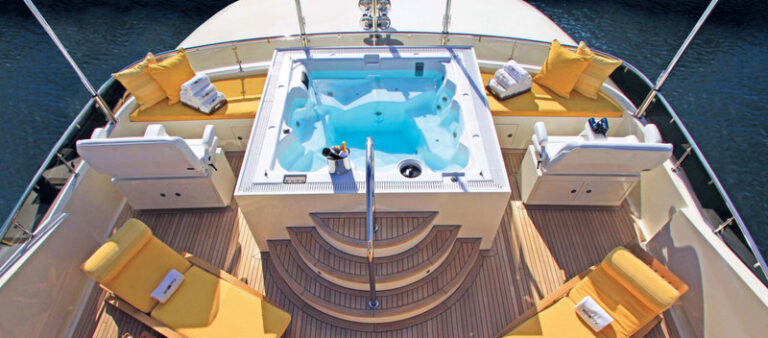Waku Yacht - Exterior from above