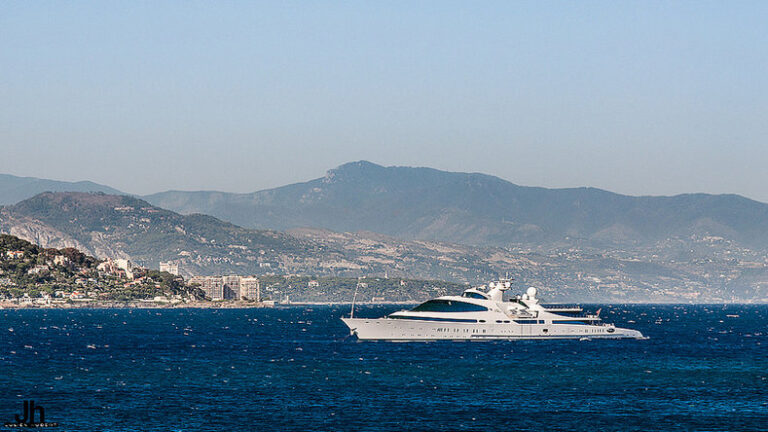 YAS Yacht - Photo by Julien Hubert