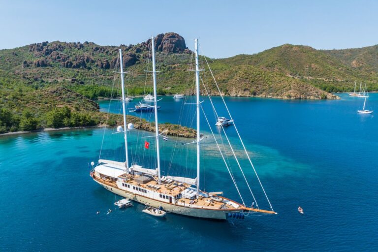 YAZZ Yacht