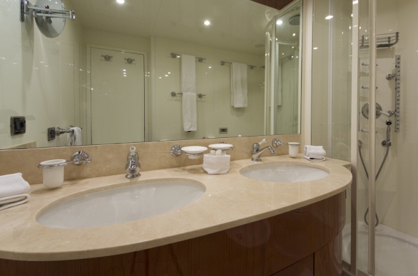 YLANG YLANG - VIP Bathroom