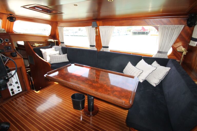 YONDER STAR - Pilot house seating