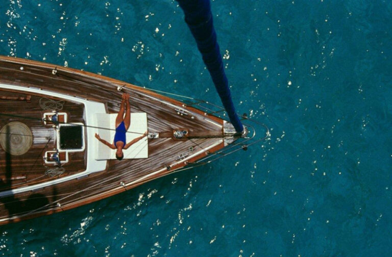 Spacious foredeck