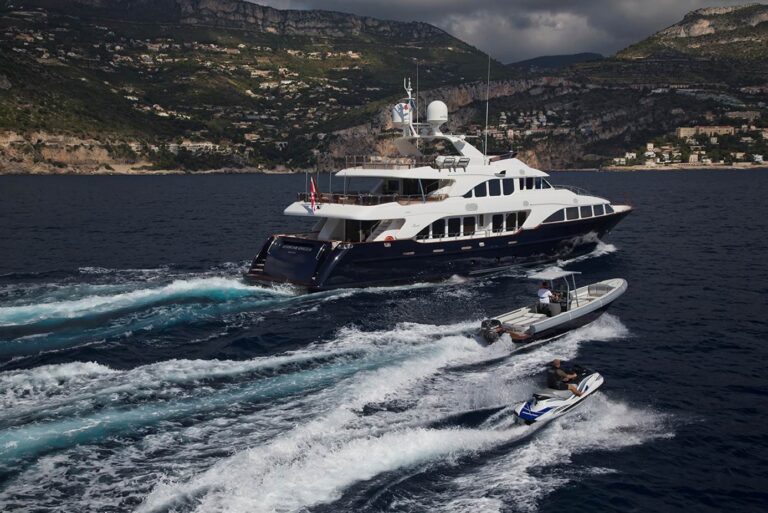 Yacht AFRICAN QUEEN -  Cruising with Tender and Toys