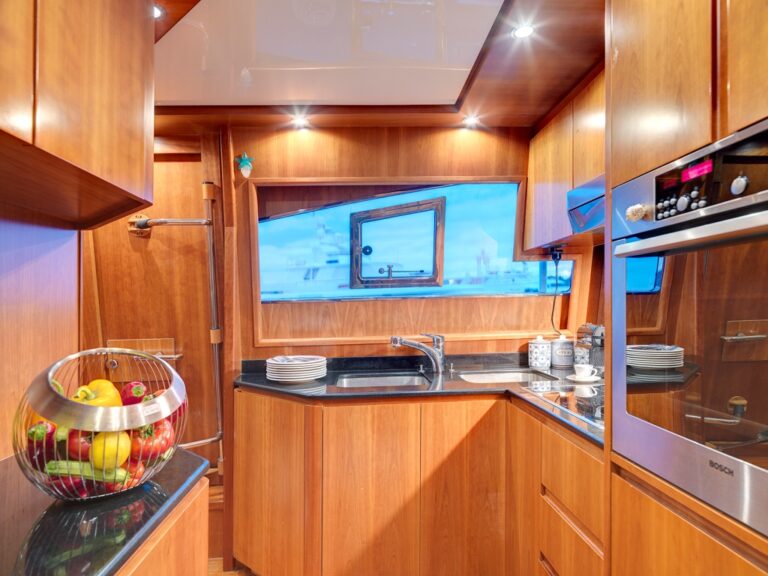 Yacht AIMILIA - Galley