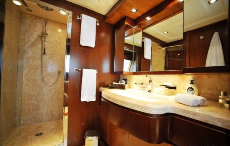 Yacht ANNE MARIE -  Guest Ensuite 2