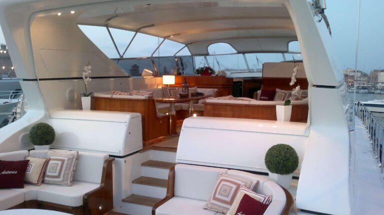 Yacht ANTARES K - Cockpit