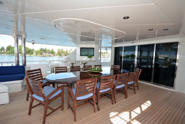 Yacht AQUAVITA - Main Deck Aft Dining