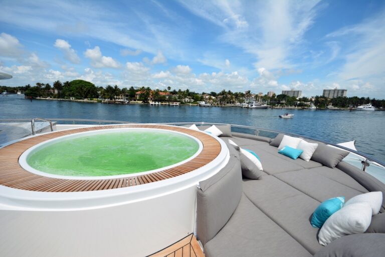 Yacht AQUAVITA - Sundeck Jacuzzi