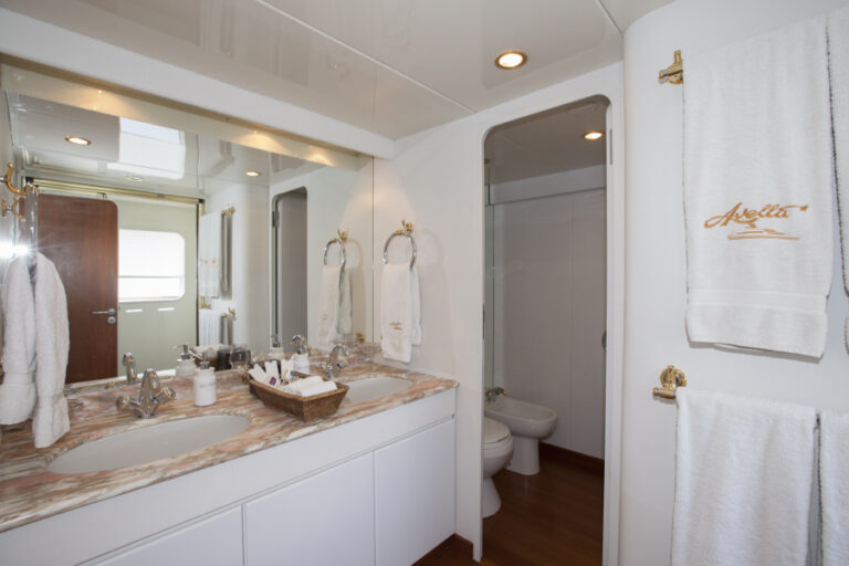 Yacht AVELLA -  Master Bath