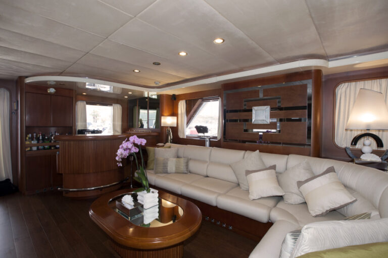 Yacht AVELLA -  Salon to Bar
